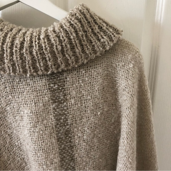 Janie Besner Poncho - Picture 4 of 7